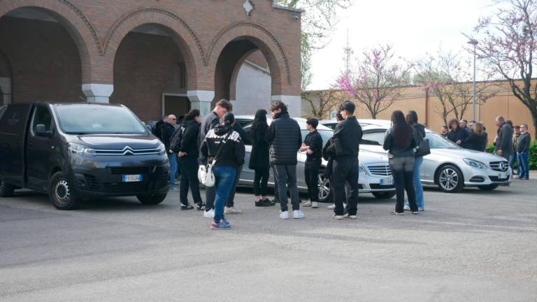 Ravenna, l’ultimo saluto a Luca e Monica, morti in un tragico incidente stradale a Savio - Gallery Ravenna, l’ultimo saluto a Luca e Monica, morti in un tragico incidente stradale a Savio - Gallery