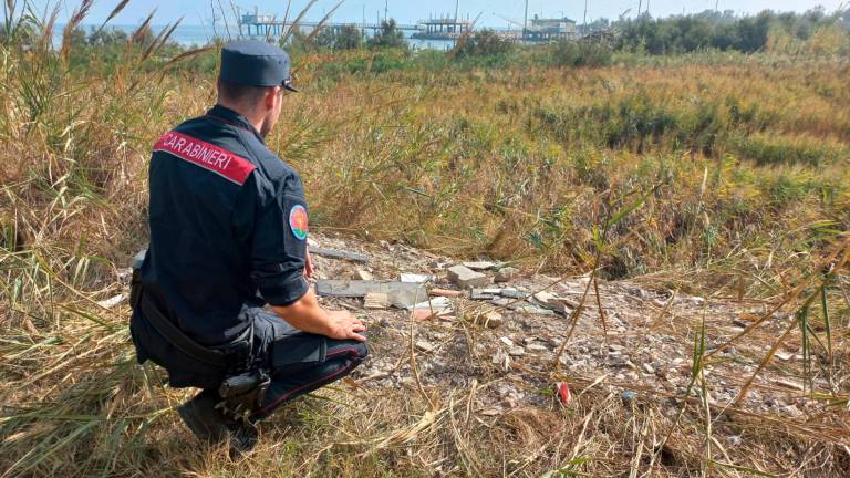 Ravenna, scarica rifiuti edili sull’argine dei Fiumi Uniti: multa di 600 euro Ravenna, scarica rifiuti edili sull’argine dei Fiumi Uniti: multa di 600 euro
