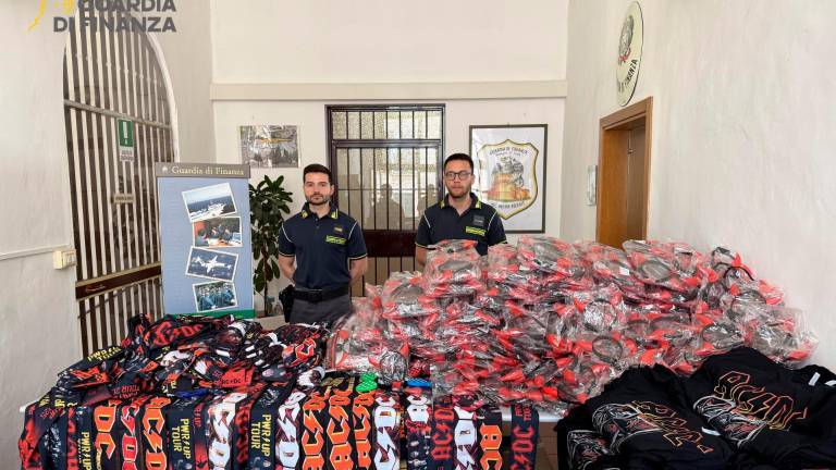 Imola, sequestrati gadget contraffatti al concerto degli AC/DC da parte della Finanza mentre la Polizia locale sequestra anche birre e bottiglie Imola, sequestrati gadget contraffatti al concerto degli AC/DC da parte della Finanza mentre la Polizia locale sequestra anche birre e bottiglie