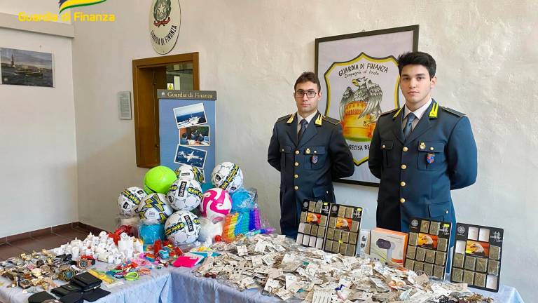 Il materiale sequestrato nel negozio cinese dalla Guardia di finanza di Imola Il materiale sequestrato nel negozio cinese dalla Guardia di finanza di Imola