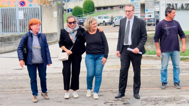 Da sinistra, la moglie e la figlia del dottor Guerra, Barbara Scarmin in rappresentanza dei sostenitori del medico e l’avvocato Lelli Mami Da sinistra, la moglie e la figlia del dottor Guerra, Barbara Scarmin in rappresentanza dei sostenitori del medico e l’avvocato Lelli Mami