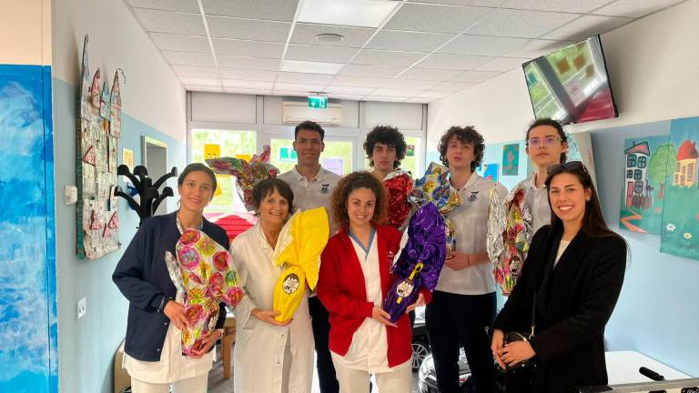 Ravenna, la Pietro Pezzi Volley dona uova di Pasqua a Pediatria Ravenna, la Pietro Pezzi Volley dona uova di Pasqua a Pediatria