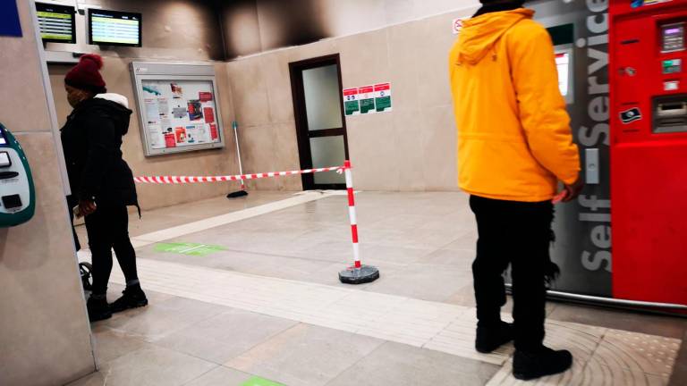 La sala d’attesa della stazione di Imola dove è avvenuta la brutale aggressione La sala d’attesa della stazione di Imola dove è avvenuta la brutale aggressione