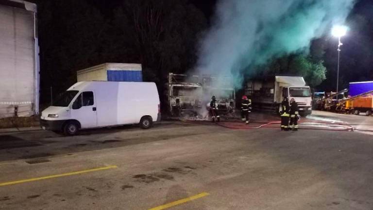 San Marino. Incendio distrugge autocarri alla ditta Ercolani Trasporti San Marino. Incendio distrugge autocarri alla ditta Ercolani Trasporti