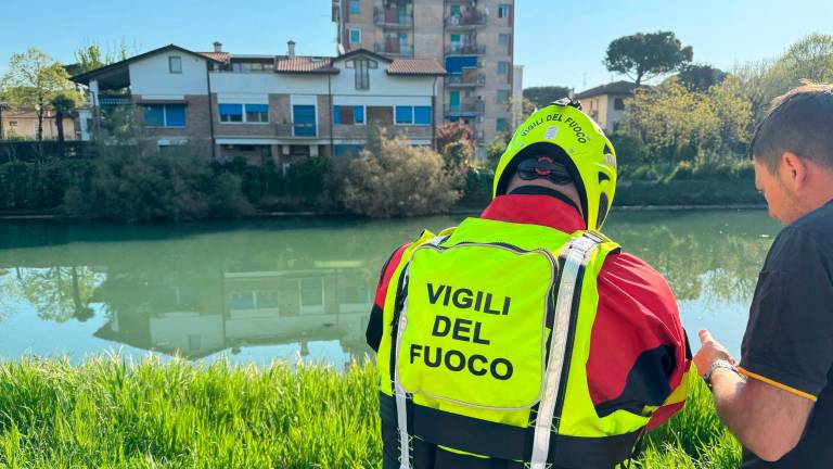 La macchia chiara che si intravede al centro del canale è il tetto della Punto La macchia chiara che si intravede al centro del canale è il tetto della Punto