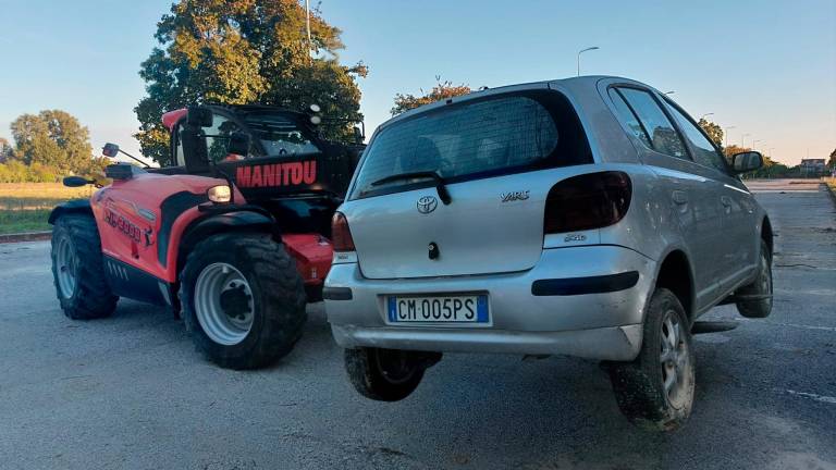 Forlì, auto alluvionate: sgomberato il piazzale della fiera - Gallery Forlì, auto alluvionate: sgomberato il piazzale della fiera - Gallery