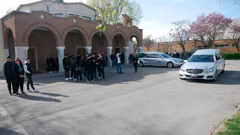 Ravenna, l’ultimo saluto a Luca e Monica, morti in un tragico incidente stradale a Savio - Gallery Ravenna, l’ultimo saluto a Luca e Monica, morti in un tragico incidente stradale a Savio - Gallery