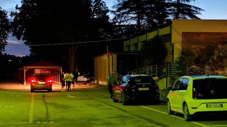 Le prime indagini dei carabinieri fuori dal convitto di Agraria dove è avvenuto l’agguato Le prime indagini dei carabinieri fuori dal convitto di Agraria dove è avvenuto l’agguato