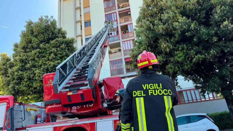 Maxi soccorso a Cesena per un incendio al quarto piano di una delle torri di via Viareggio VIDEOGALLERY Maxi soccorso a Cesena per un incendio al quarto piano di una delle torri di via Viareggio VIDEOGALLERY