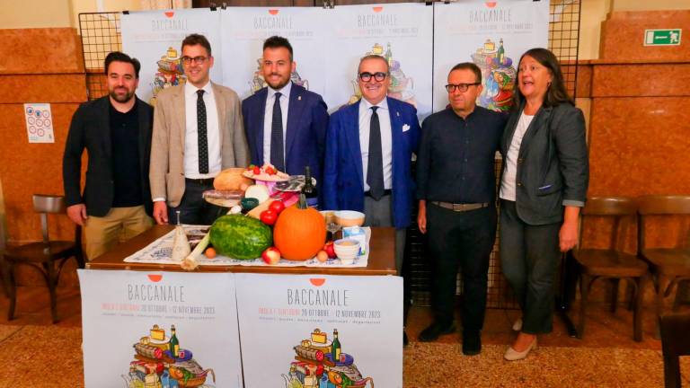 Da sinistra lo chef Max Mascia, l’assessore alla Cultura Giacomo Gambi, il sindaco Marco Panieri, l’assessore Pierangelo Raffini, il professor Massimo Montanari, la coordinatrice del programma Lidia Mastroianni FOTO MMPH Da sinistra lo chef Max Mascia, l’assessore alla Cultura Giacomo Gambi, il sindaco Marco Panieri, l’assessore Pierangelo Raffini, il professor Massimo Montanari, la coordinatrice del programma Lidia Mastroianni FOTO MMPH