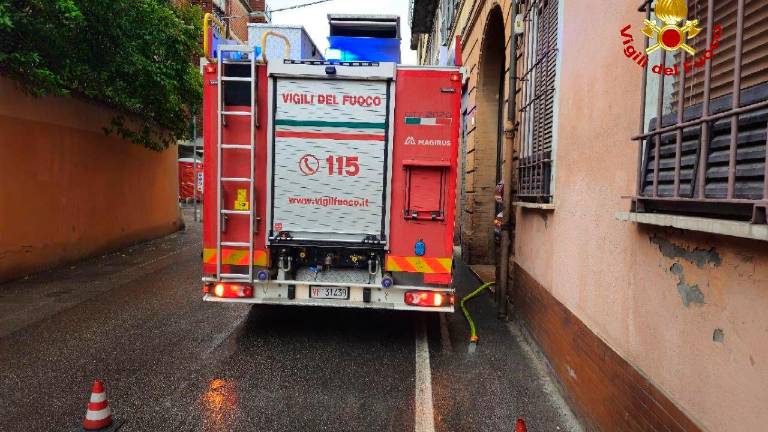Forlì, allagamenti dopo le piogge: gente ai piani alti e una persona salvata Forlì, allagamenti dopo le piogge: gente ai piani alti e una persona salvata