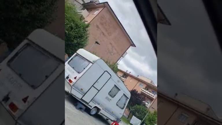 Nuovo accampamento nomadi abusivo a Rimini, disagi e proteste VIDEO Nuovo accampamento nomadi abusivo a Rimini, disagi e proteste VIDEO