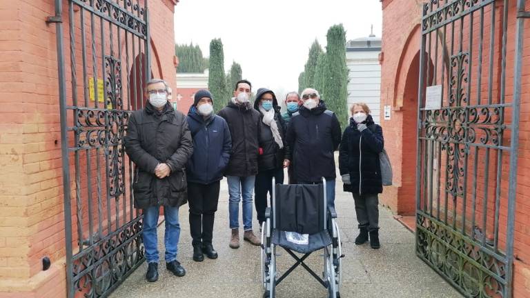 Cesenatico, una carrozzina per i visitatori del cimitero dalla Consulta del Volontariato Cesenatico, una carrozzina per i visitatori del cimitero dalla Consulta del Volontariato
