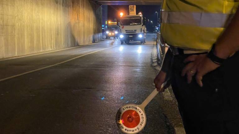 Camion gru incastrato nel sottopasso dell'A14: via Cervese chiusa per tre ore a Cesena Camion gru incastrato nel sottopasso dell'A14: via Cervese chiusa per tre ore a Cesena