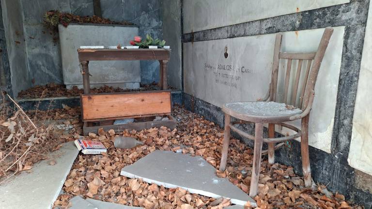 Forlì. “Fili elettrici tra le lapidi e incuria al cimitero” - GALLERY Forlì. “Fili elettrici tra le lapidi e incuria al cimitero” - GALLERY