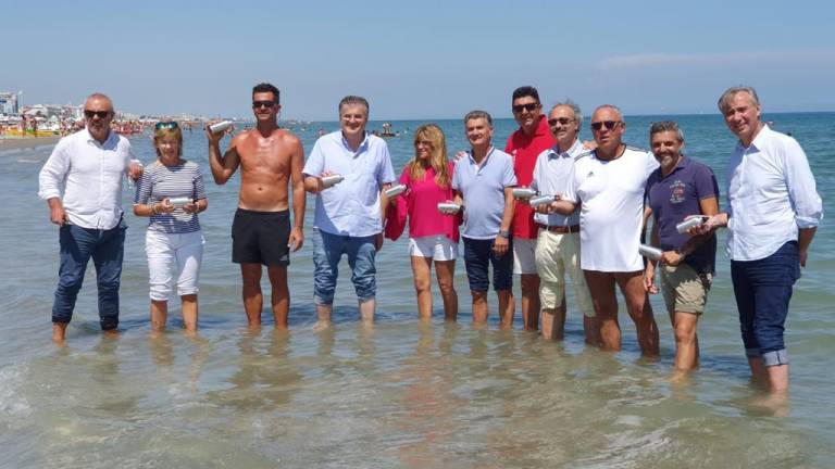 I presidenti in acqua per la foto verità: Il mare di Riccione è ok I presidenti in acqua per la foto verità: Il mare di Riccione è ok
