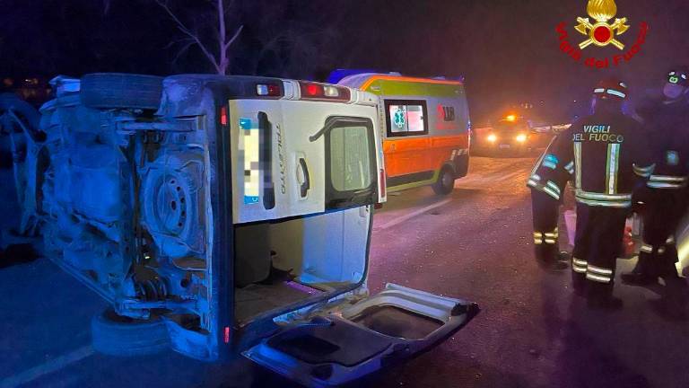 E45, si ribalta un minivan con otto persone a bordo E45, si ribalta un minivan con otto persone a bordo