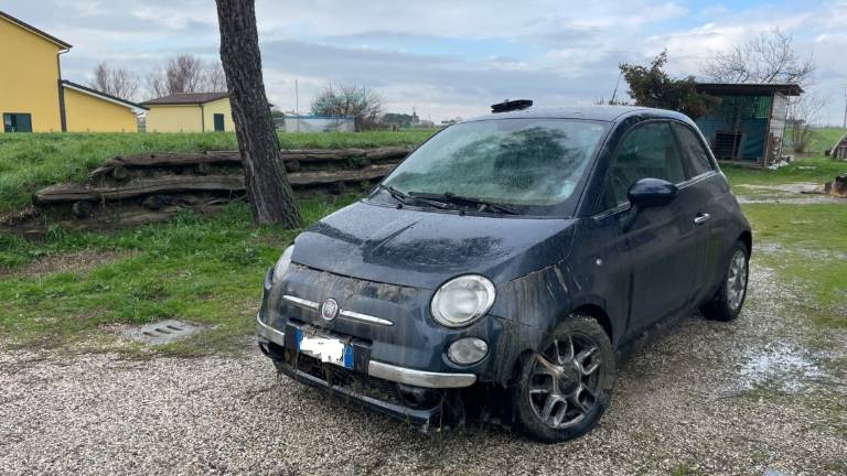 Cala il livello dell'acqua e dal canale spunta un'auto: sommozzatori in azione a Montaletto di Cervia - Gallery Cala il livello dell'acqua e dal canale spunta un'auto: sommozzatori in azione a Montaletto di Cervia - Gallery