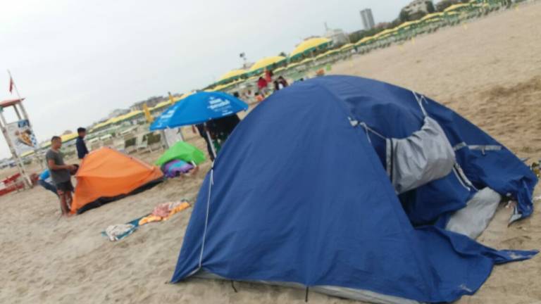 Rimini. Notti in tenda in spiaggia libera, allontanate 40 persone Rimini. Notti in tenda in spiaggia libera, allontanate 40 persone