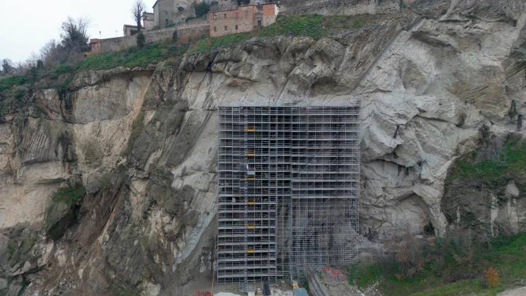 San Leo, lavori sulla Rupe di San Leo con i rocciatori specializzati GALLERY San Leo, lavori sulla Rupe di San Leo con i rocciatori specializzati GALLERY