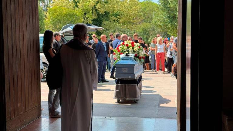 Cesenatico: 1.000 persone per il funerale del 16enne morto nell’incidente con lo scooter VIDEO E FOTOGALLERY Cesenatico: 1.000 persone per il funerale del 16enne morto nell’incidente con lo scooter VIDEO E FOTOGALLERY