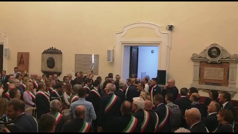A Faenza i sindaci dei comuni alluvionati cantano Romagna mia al presidente Mattarella A Faenza i sindaci dei comuni alluvionati cantano Romagna mia al presidente Mattarella