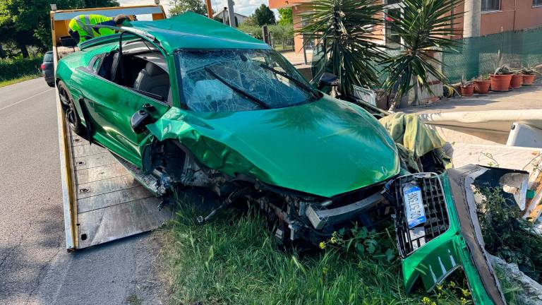 L’Audi sportiva a pezzi dopo l’incidente L’Audi sportiva a pezzi dopo l’incidente