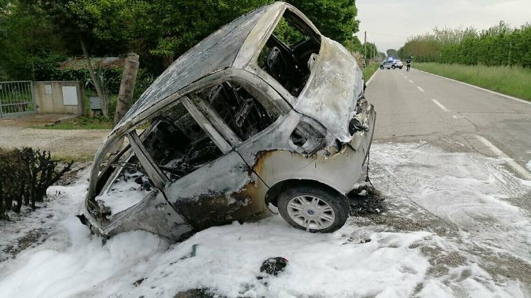 Forlì, auto in fiamme dopo lo schianto Forlì, auto in fiamme dopo lo schianto