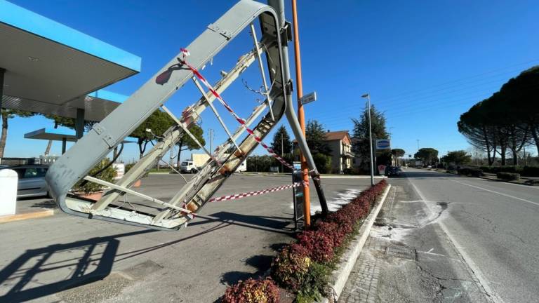 Cesena, incidente: si ribalta con l'auto e abbatte l'insegna del distributore di benzina a Ponte Pietra Cesena, incidente: si ribalta con l'auto e abbatte l'insegna del distributore di benzina a Ponte Pietra