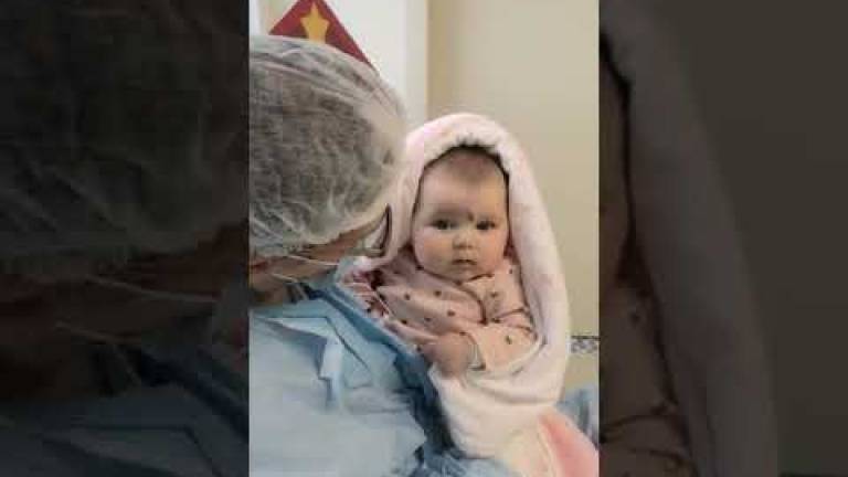 Rimini, il papà suona al piano per il bimbo ricoverato in ospedale Rimini, il papà suona al piano per il bimbo ricoverato in ospedale