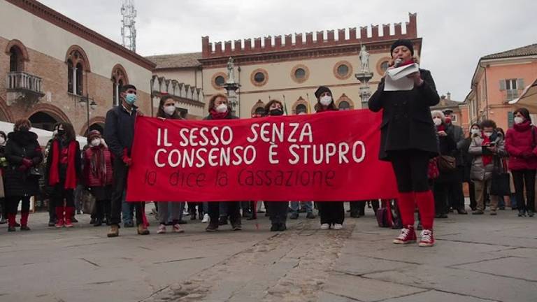 Ravenna, la protesta: Il sesso senza consenso è stupro VIDEO Ravenna, la protesta: Il sesso senza consenso è stupro VIDEO
