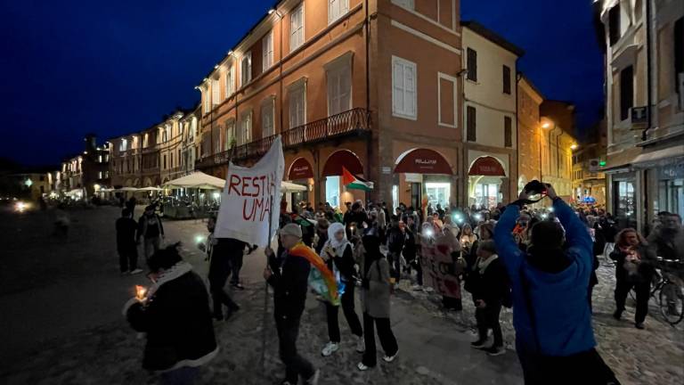 In più di 300 alla manifestazione per la pace tra Israele e Palestina in centro a Cesena In più di 300 alla manifestazione per la pace tra Israele e Palestina in centro a Cesena