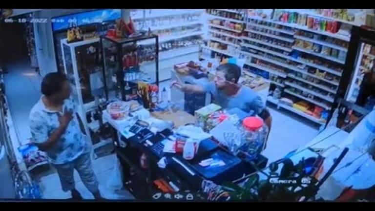 Cesena: dopo un diverbio tenta di dargli fuoco al locale - VIDEO Cesena: dopo un diverbio tenta di dargli fuoco al locale - VIDEO