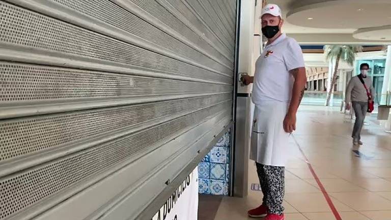 Rimini, serrande abbassate all'Iper contro la chiusura nei weekend Video Rimini, serrande abbassate all'Iper contro la chiusura nei weekend Video
