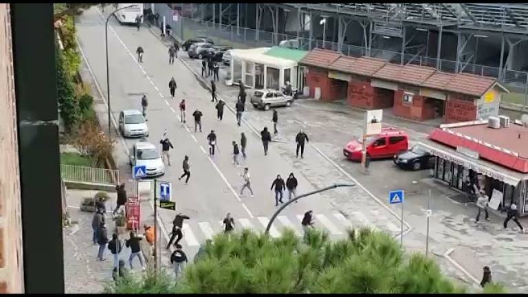 Calcio D, violenti scontri tra tifosi prima di Ravenna-Prato Calcio D, violenti scontri tra tifosi prima di Ravenna-Prato