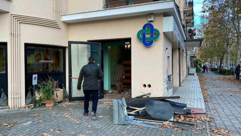 Cesenatico, ladri fanno esplodere un bancomat nella notte in via Caboto Cesenatico, ladri fanno esplodere un bancomat nella notte in via Caboto