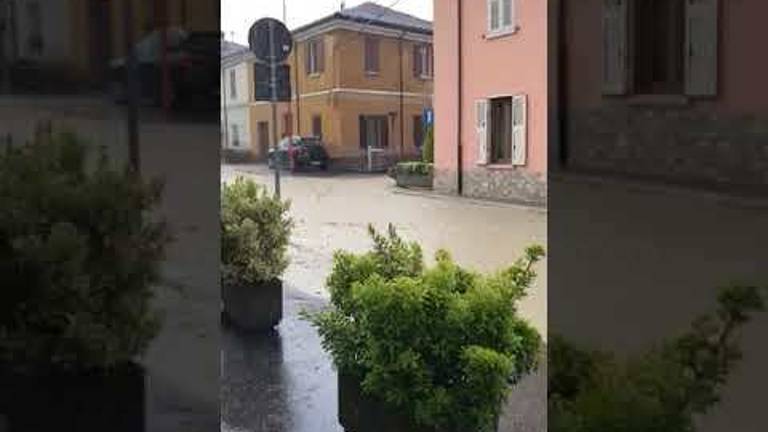 Bomba d'acqua su Borello, le strade del paese si trasformano in fiumi VIDEO Bomba d'acqua su Borello, le strade del paese si trasformano in fiumi VIDEO