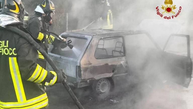 Bagno di Romagna. Auto prende fuoco allo svincolo di San Piero della E45 Bagno di Romagna. Auto prende fuoco allo svincolo di San Piero della E45