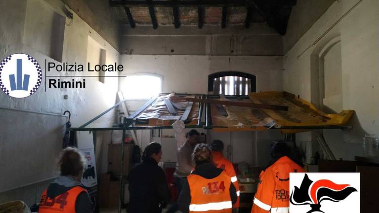 Rimini, dormitorio abusivo in una colonia abbandonata Rimini, dormitorio abusivo in una colonia abbandonata