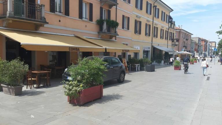 Cesena, tavoli in piazze e strade tra plausi e polemiche Cesena, tavoli in piazze e strade tra plausi e polemiche