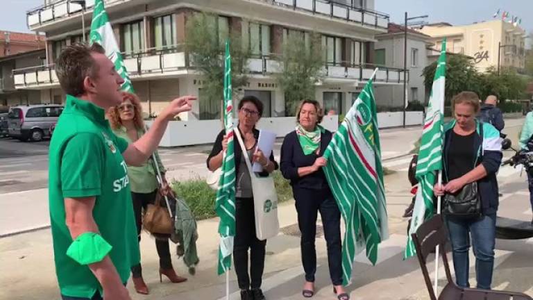 Rimini, presidio per i lavoratori sfruttati davanti all'hotel Brenta: Difendete i vostri diritti VIDEO Rimini, presidio per i lavoratori sfruttati davanti all'hotel Brenta: Difendete i vostri diritti VIDEO