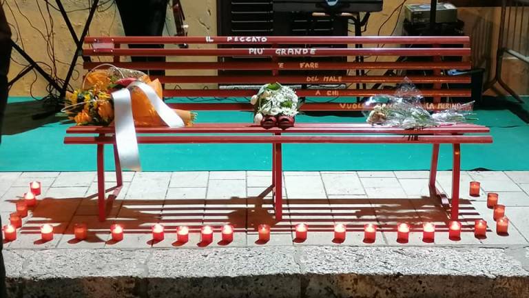 Femminicidio. Addio a Sonia tra violini e palloncini bianchi. Video Femminicidio. Addio a Sonia tra violini e palloncini bianchi. Video