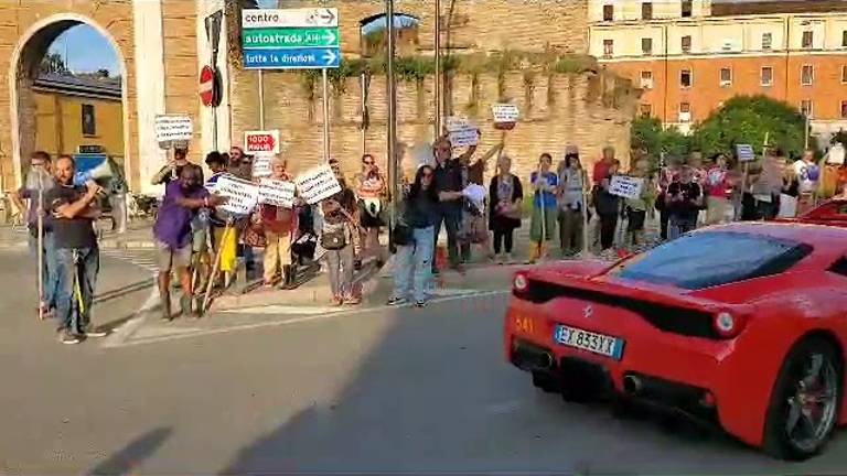 Forlì, la protesta dei volontari dell'alluvione durante la 1000 Miglia - VIDEO Forlì, la protesta dei volontari dell'alluvione durante la 1000 Miglia - VIDEO