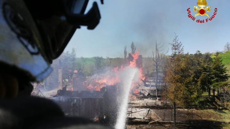 Incendio a Casteldelci: distrutti 15 appartamenti in legno Incendio a Casteldelci: distrutti 15 appartamenti in legno