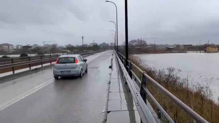 Lido di Savio, il fiume esonda e allaga i campi VIDEO Lido di Savio, il fiume esonda e allaga i campi VIDEO