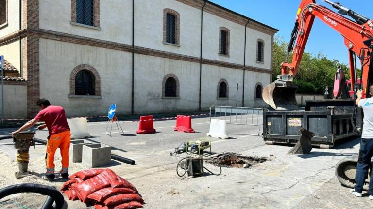 Savignano, nuovo semaforo a chiamata all'altezza della scuola media Savignano, nuovo semaforo a chiamata all'altezza della scuola media