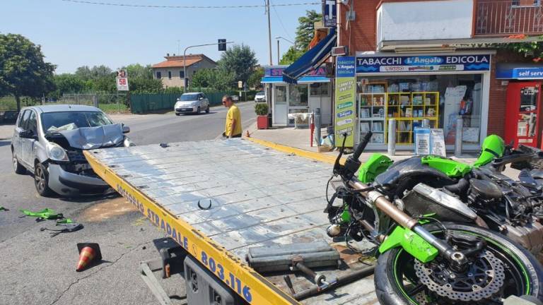 Scontro auto-moto a Riccione: grave un uomo, strada chiusa Scontro auto-moto a Riccione: grave un uomo, strada chiusa