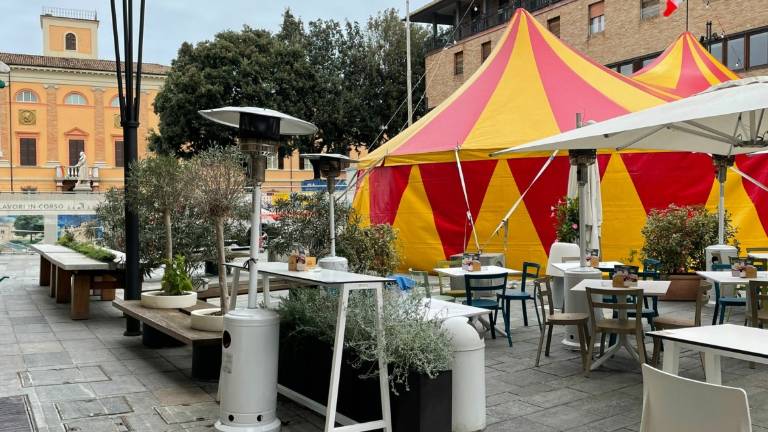 Cesena, per Natale spunta un gazebo in Piazza Almerici Cesena, per Natale spunta un gazebo in Piazza Almerici