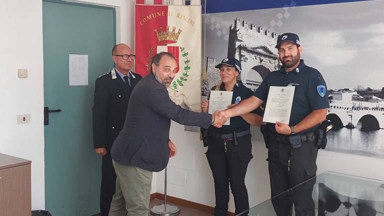 Rimini, tua figlia è morta in guerra a Kiev: donna colta da malore dopo una terribile telefonata, la salvano due agenti Rimini, tua figlia è morta in guerra a Kiev: donna colta da malore dopo una terribile telefonata, la salvano due agenti