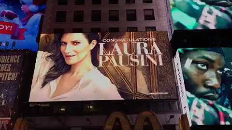 A Times Square l'omaggio a Laura Pausini - IL VIDEO A Times Square l'omaggio a Laura Pausini - IL VIDEO